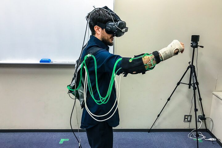 Player wearing the thermal sleeve and cooling tubes during the demo